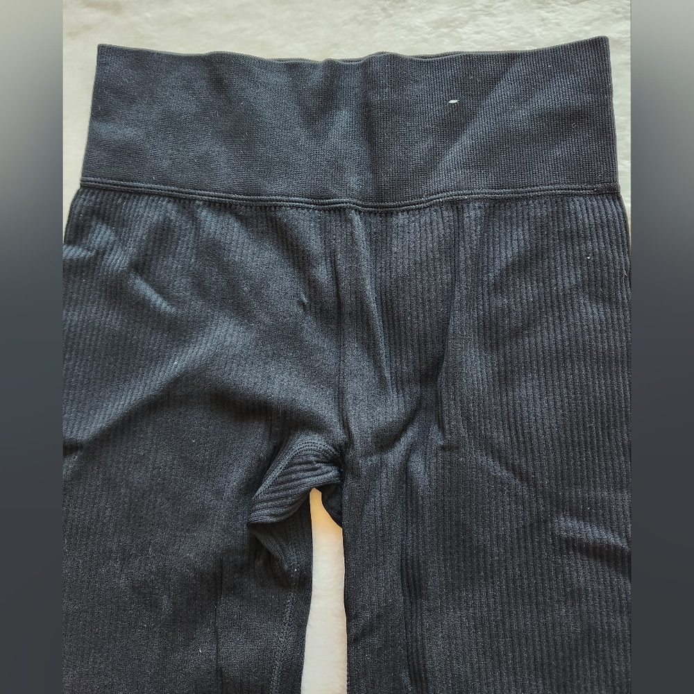 LIKE NEW Forever 21 Black Classic Ribbed Stirrup Leggings - Picture 6 of 7